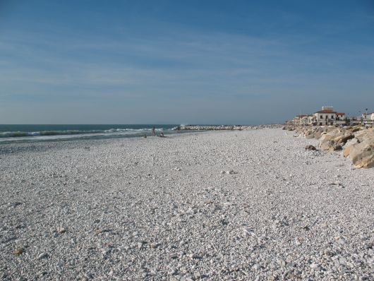 Spiaggia di ciottoli a Marina di Pisa