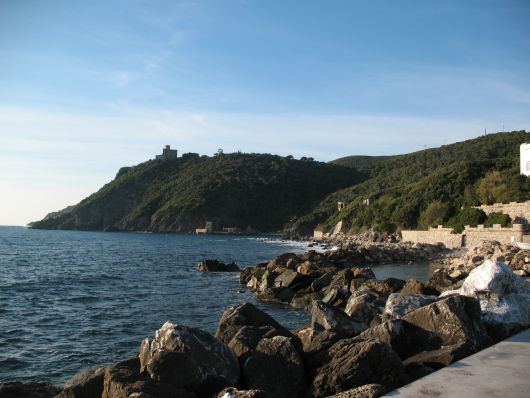 Veduta di Castel Sonnino dal porto di Quercianella