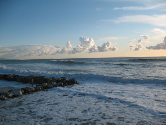 Foto schiuma fra le onde