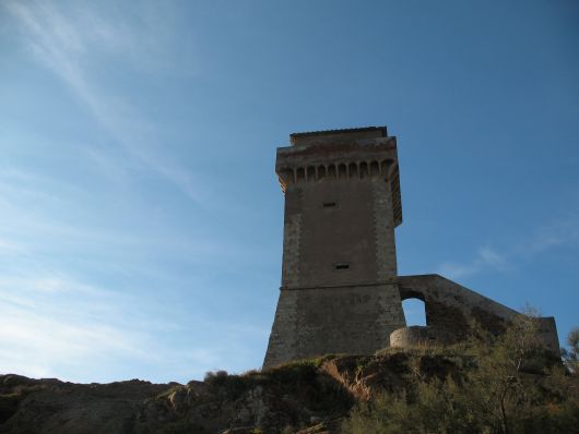 Antica torre di avvistamento sulla costa toscana